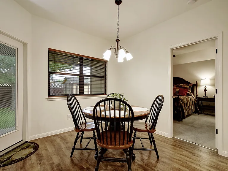 2251 Hazelwood Dr — Photo 10