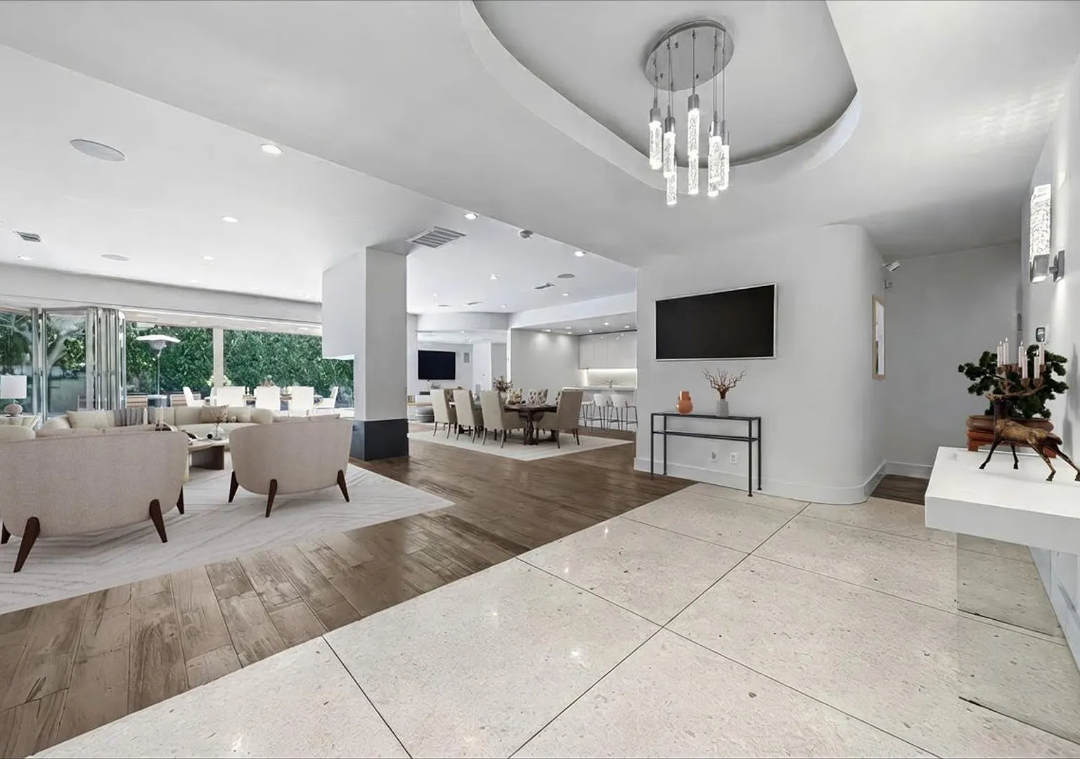 Modern and Spacious Beverlywood Home for Lease — Photo 1