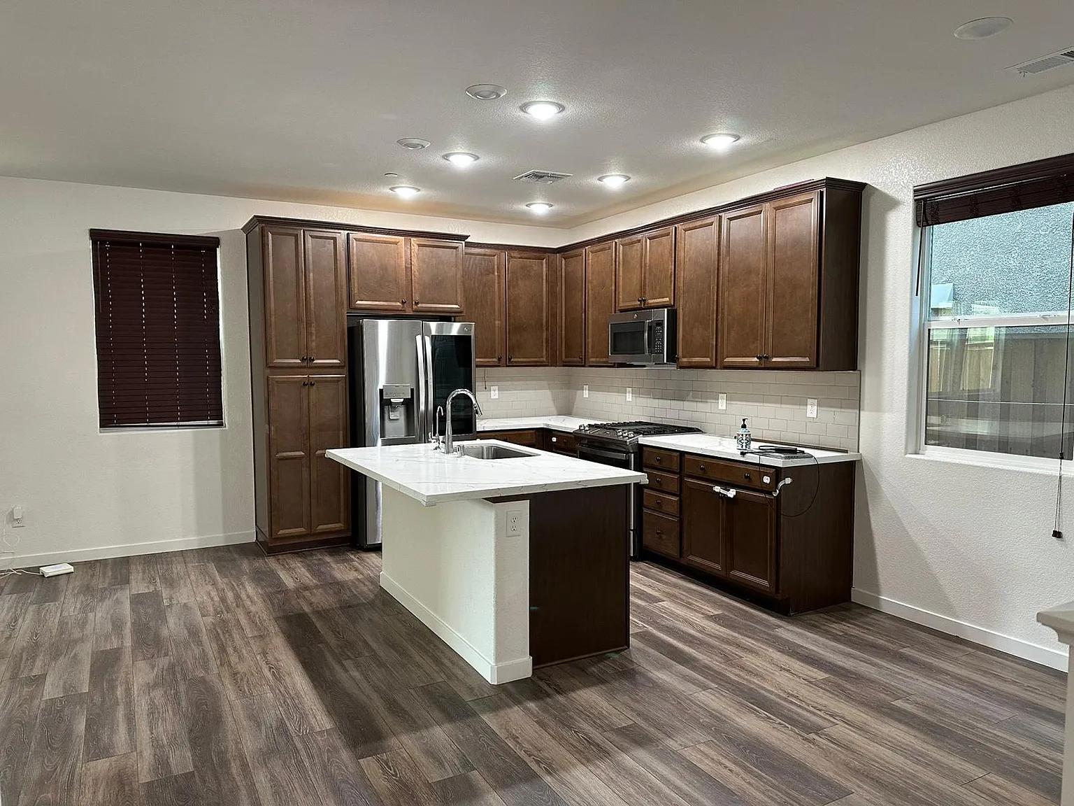 3 bed, 2.5 bath, 1941 sqft, $3,000 — Photo 2