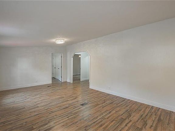 4th image of 10901 Ross St