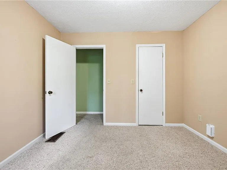 114 Cherokee Dr S — Photo 28