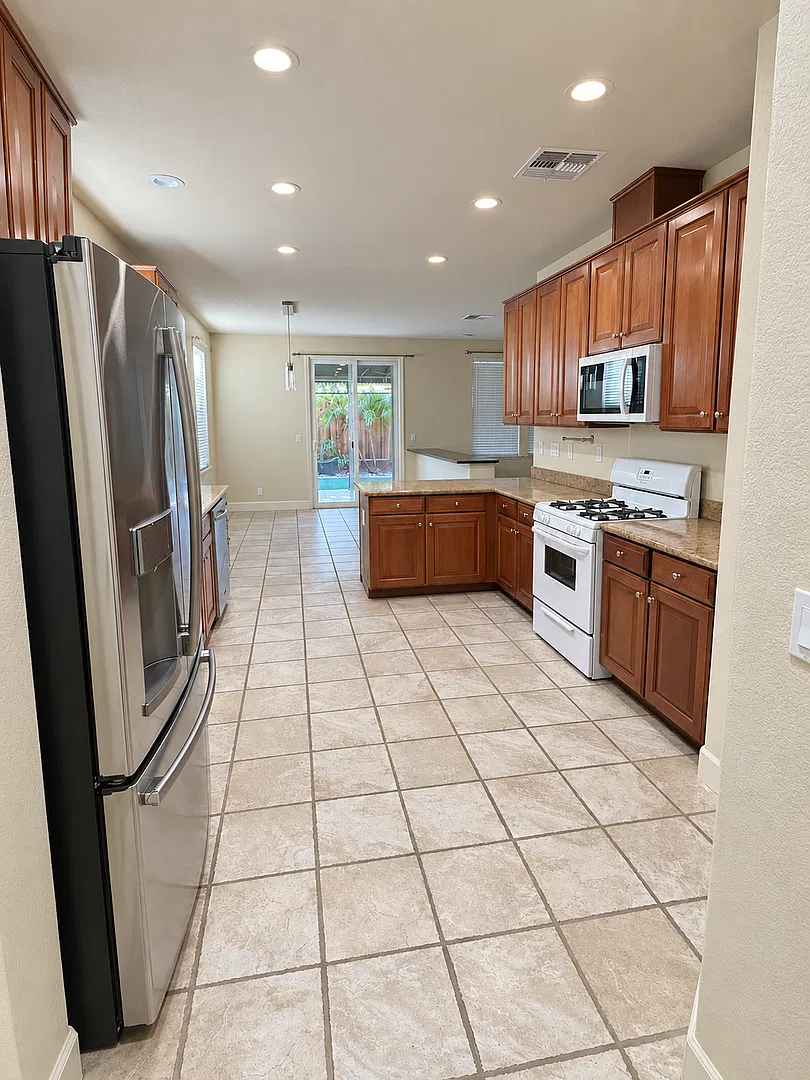 Spacious Los Banos Home with Inviting outdoor living — Photo 2