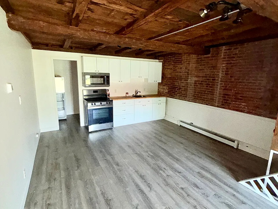 439 W King St #7