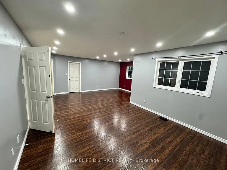 1100 Ashgrove Cres — Photo 21