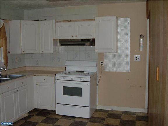 3rd image of 608 Holly Ln