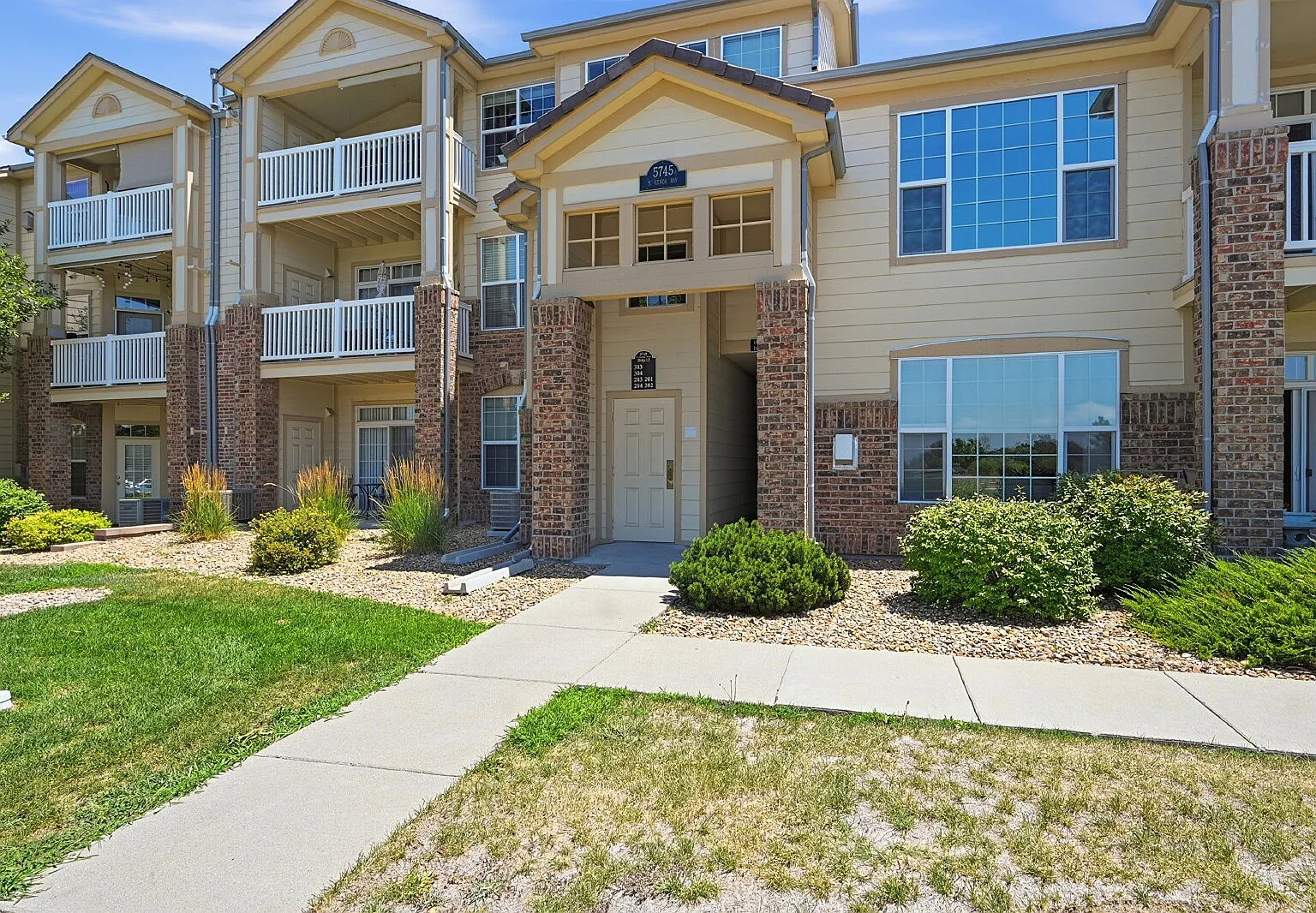 1 bed, 1.0 bath, 889 sqft, $1,596 — Photo 1