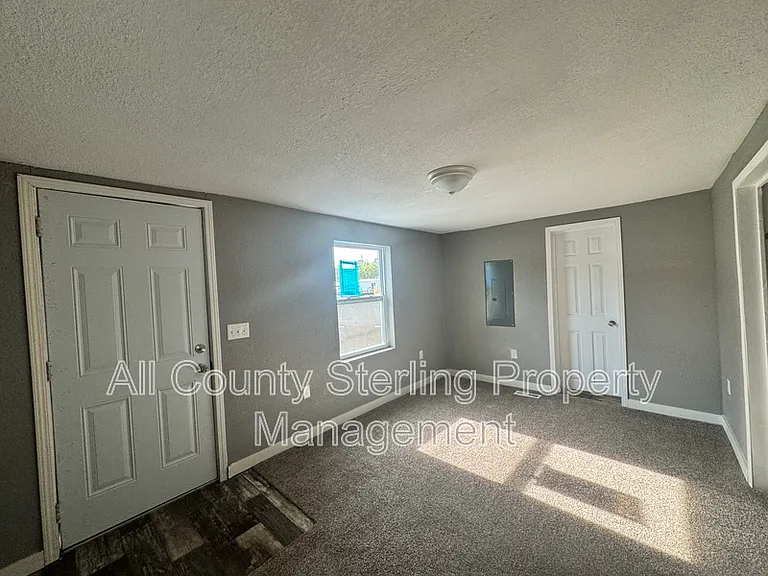 917 NE Aberdeen Ave — Photo 3
