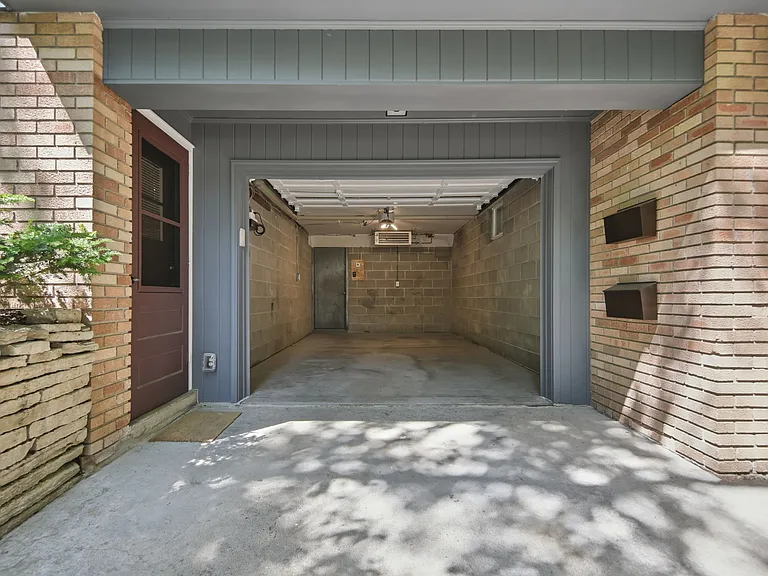 Heated tuck-in garage with automatic door
