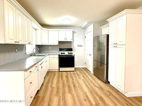 4th image of 27 Runyon Avenue