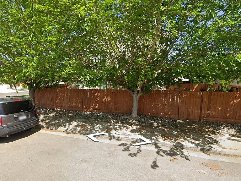 Lot of parking space on the side