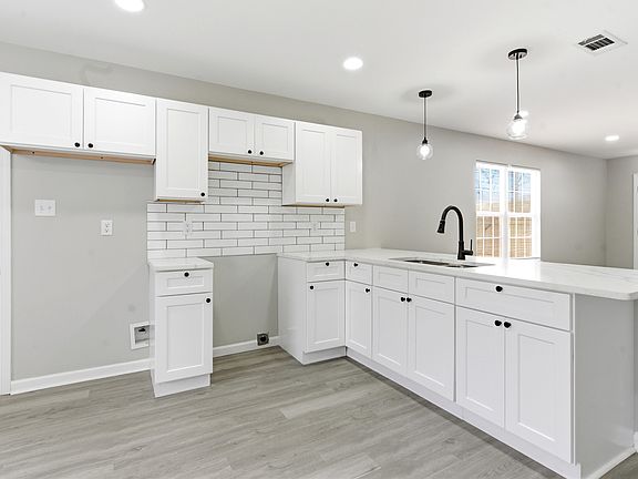 3rd image of 803 Marechalneil St