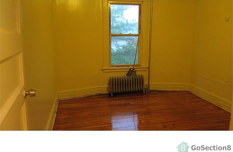 2nd image of 181 Oak St Floor 1