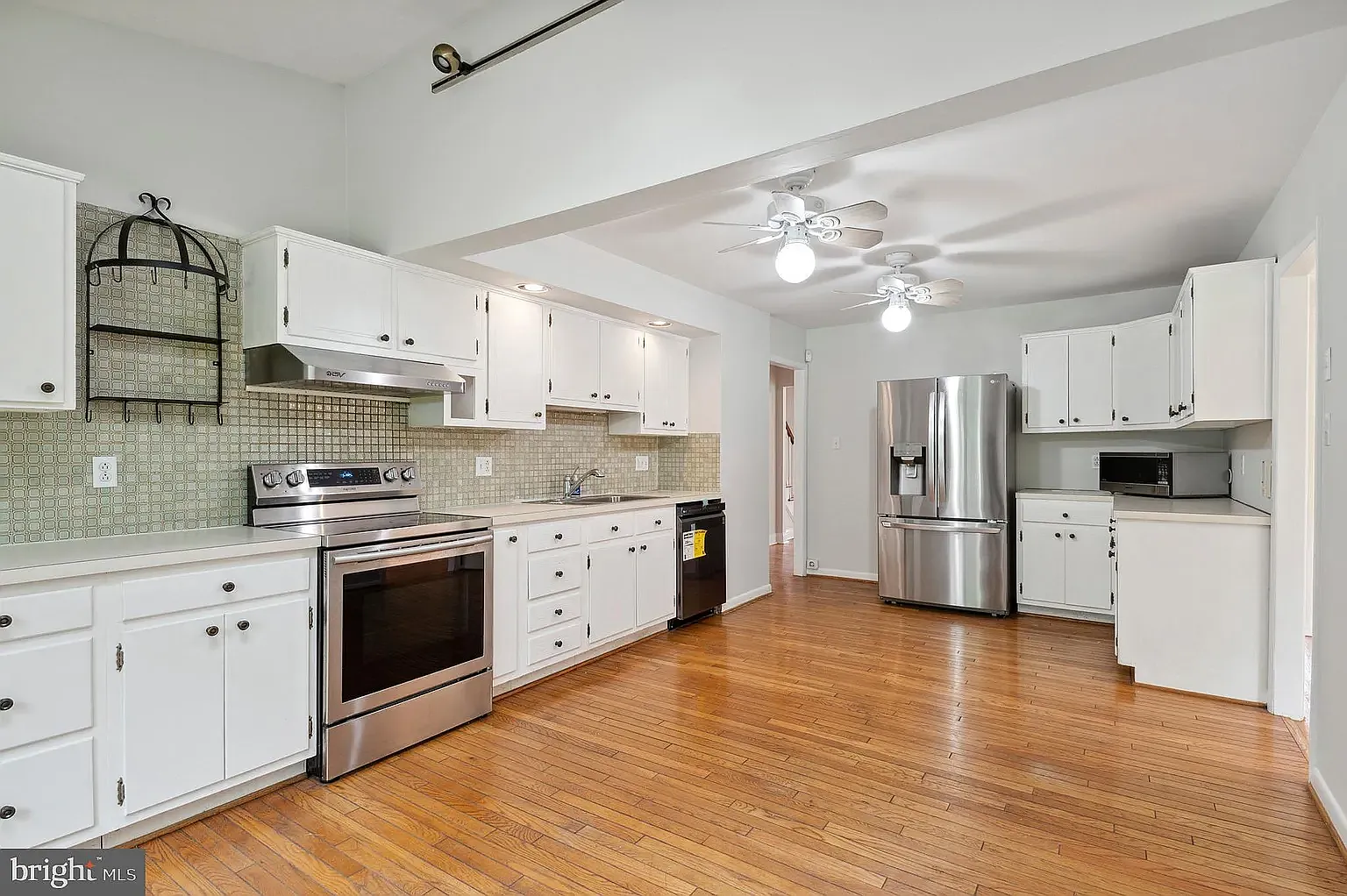 4 bed, 3775 sqft, $3,950 — Photo 3