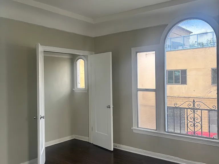 2536 S Palm Grove Ave — Photo 14