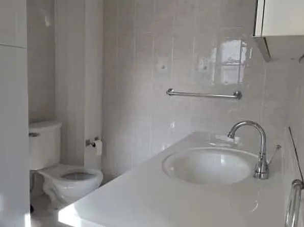 207 Jewett Avenue image 10 of 14