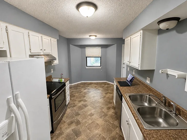 539 S Deveron Dr — Photo 2