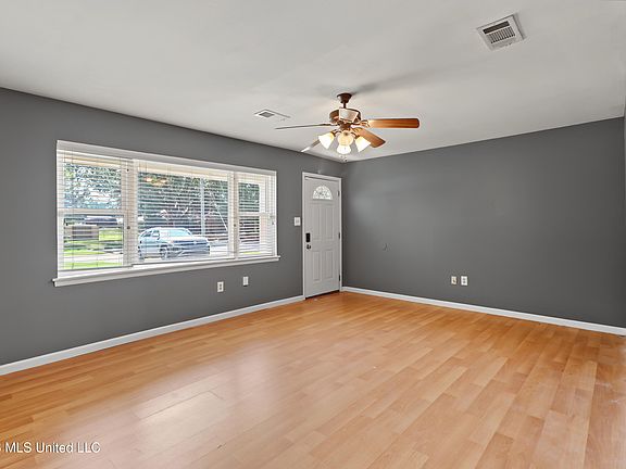 3rd image of 2517 Ridgewood Rd