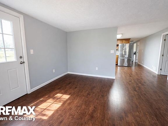 4th image of 2942 Lyle Rd