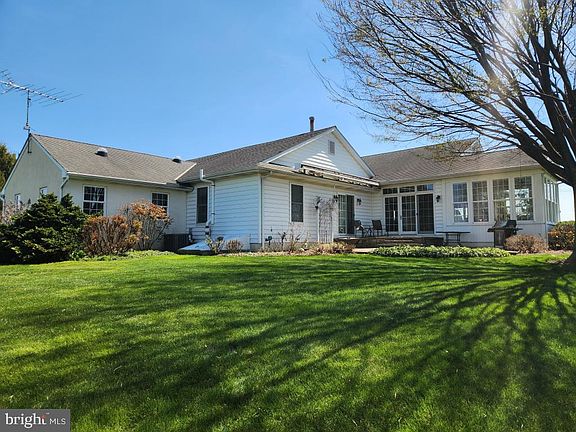 4th image of 1043 Spring Valley Rd