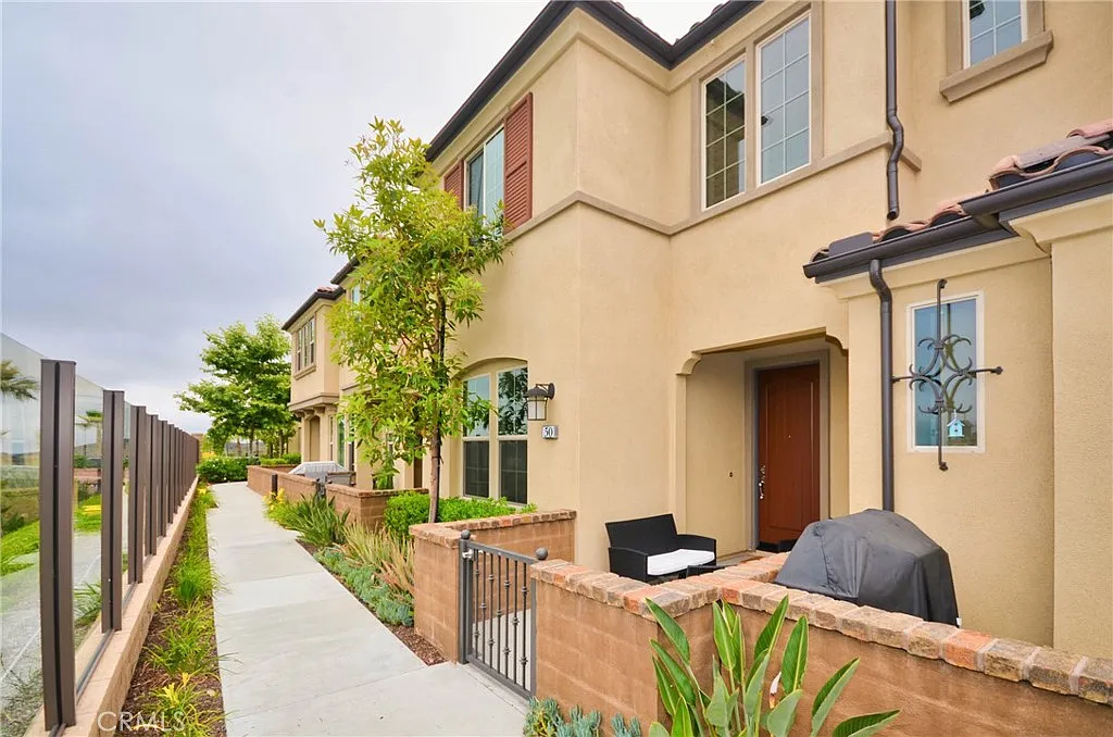 3 bed, 2.5 bath, 1563 sqft, $4,000 — Photo 1