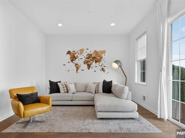 197 Roosevelt Dr, Wood Ridge, NJ 07075