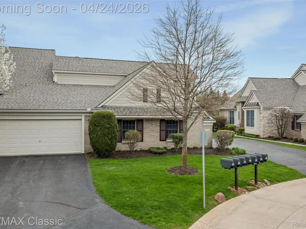 16576 Lyonhurst Cir, Northville, MI 48168