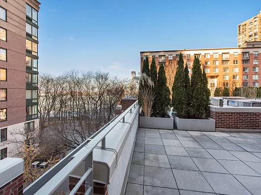 Sold by Sotheby's International Realty | media 10