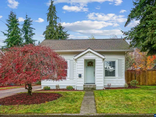 529 S 2nd St, Silverton, OR 97381