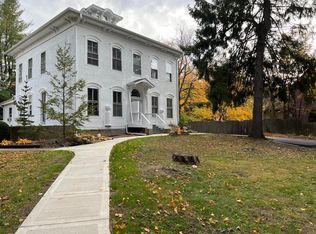 401 W Jackson St #1, Woodstock, IL 60098