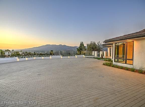 5th image of 324 Saint Katherine Dr
