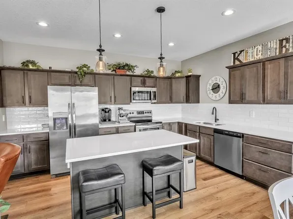 2921 Bos Landen Dr, Pella, IA 50219