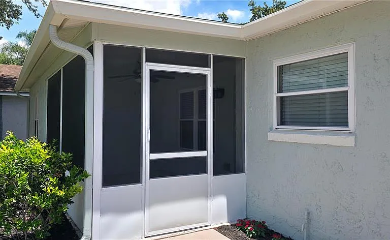 4743 Larchmont Ct — Photo 2