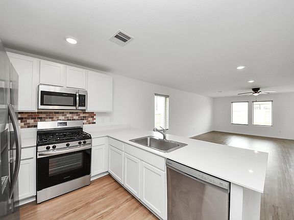 5th image of 1607 Red Oak Dr