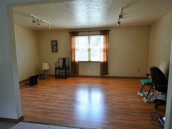 5th image of 231 E Commons Dr