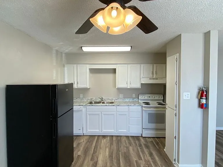La Mesa Apartments — Photo 15