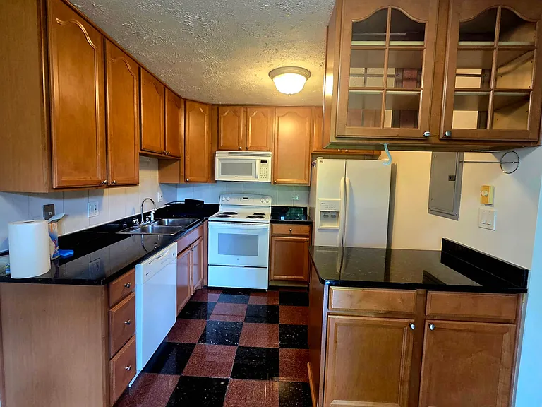 2205 Arbor Cir #8 — Photo 5