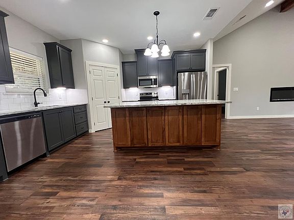 4th image of 10 Hickory Oak Ln
