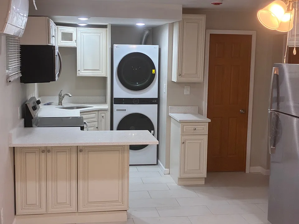 kitchen with breakfast peninsula