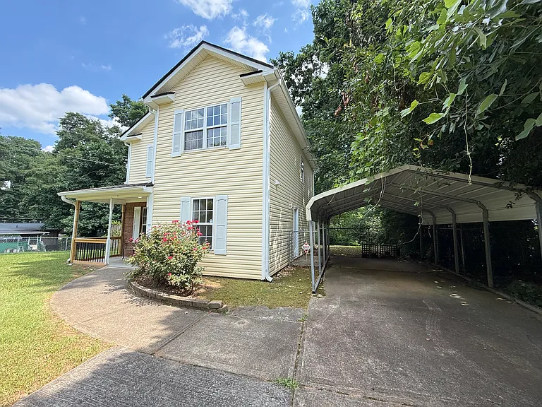 811 Kennesaw Dr — Photo 2
