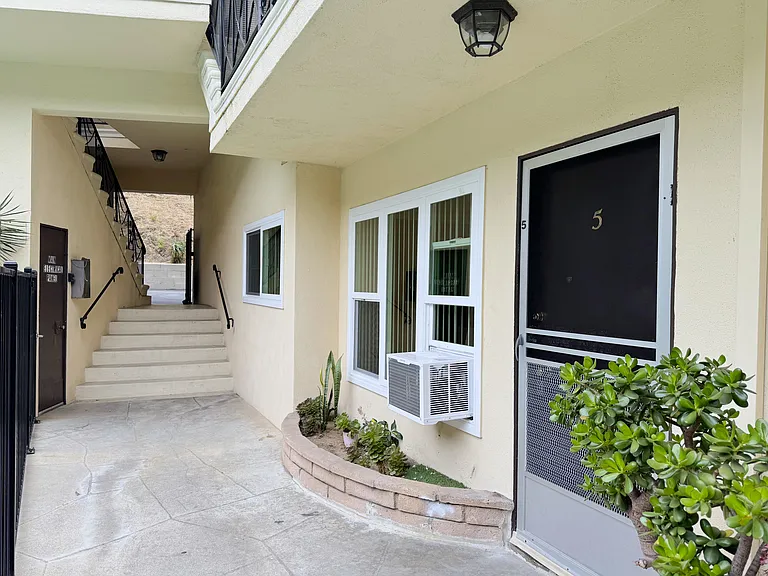 1130 N Verdugo Rd #5 — Photo 2
