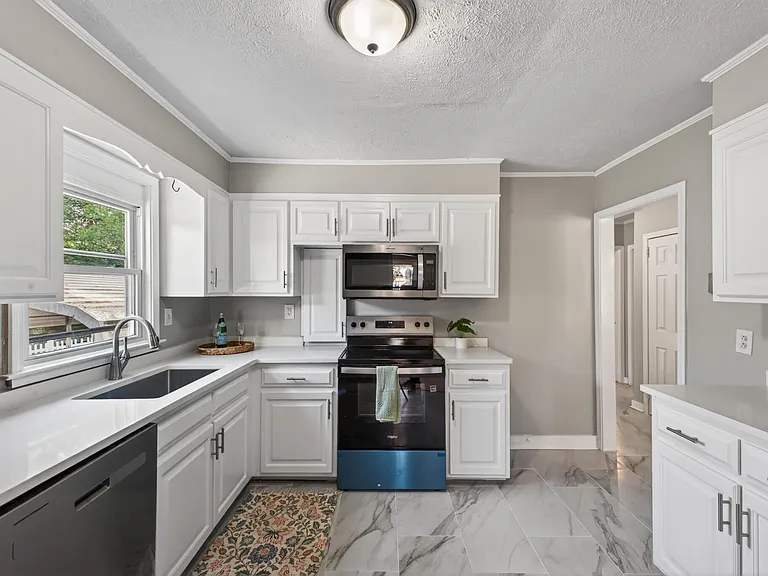 450 Williamsburg St — Photo 13