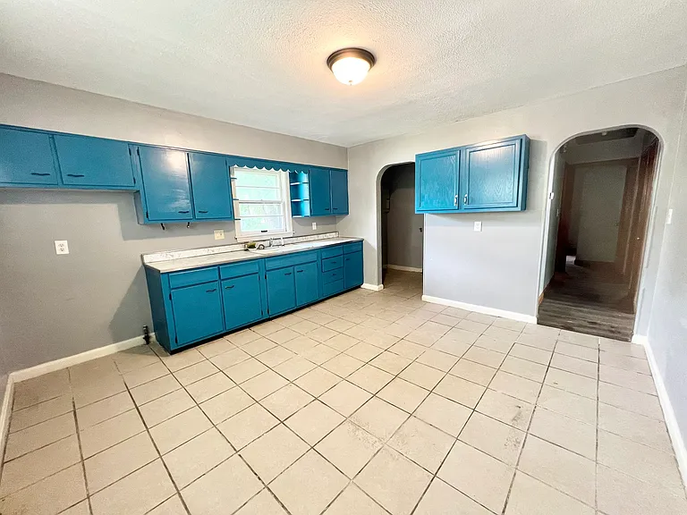 2400 Burwell Ave — Photo 3