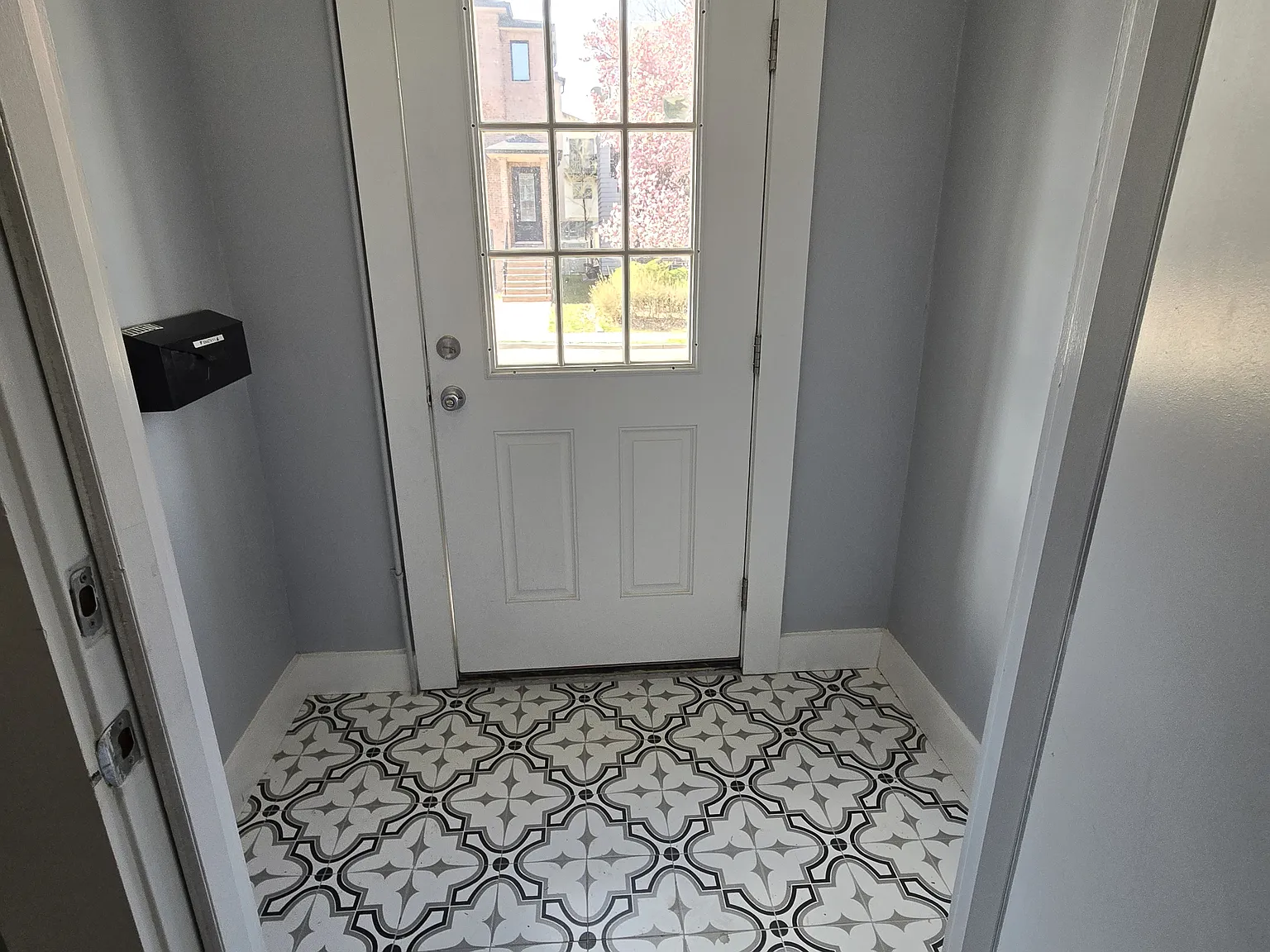 Renovated Modern 2 Bedroom - No Fee — Photo 2