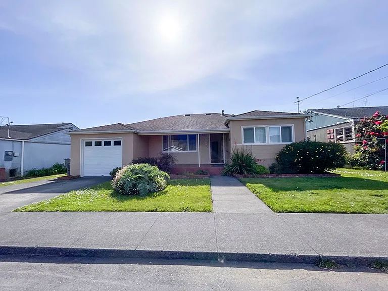 2245 Baldwin St — Photo 26