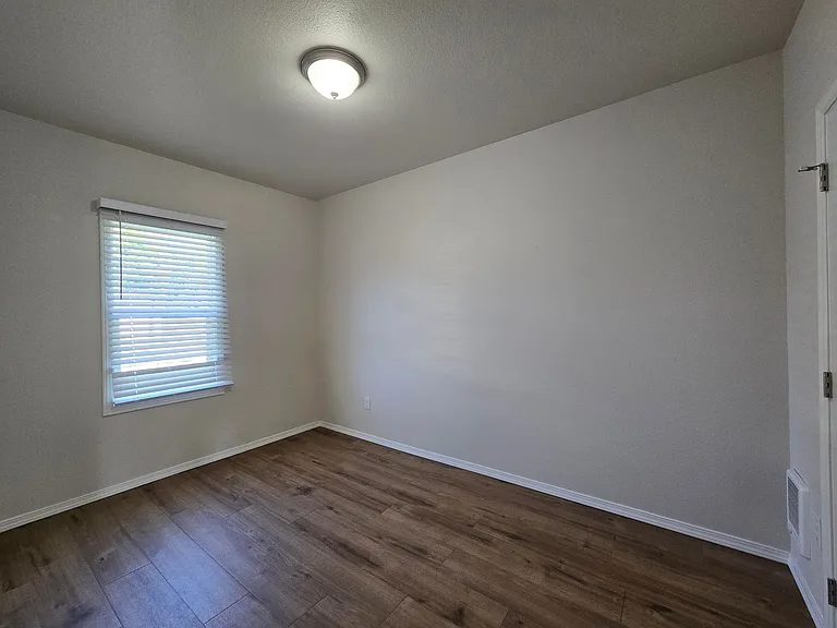 713 W Bonneville St — Photo 6