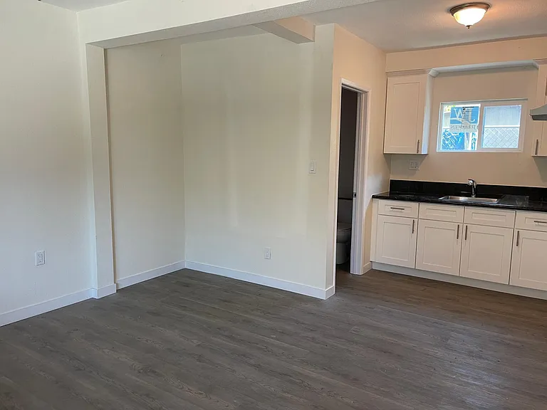 2515 1/2 Broadway Ave #2515-1/2 — Photo 6