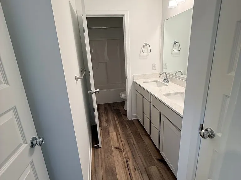 1046 Elmwood Ln — Photo 34