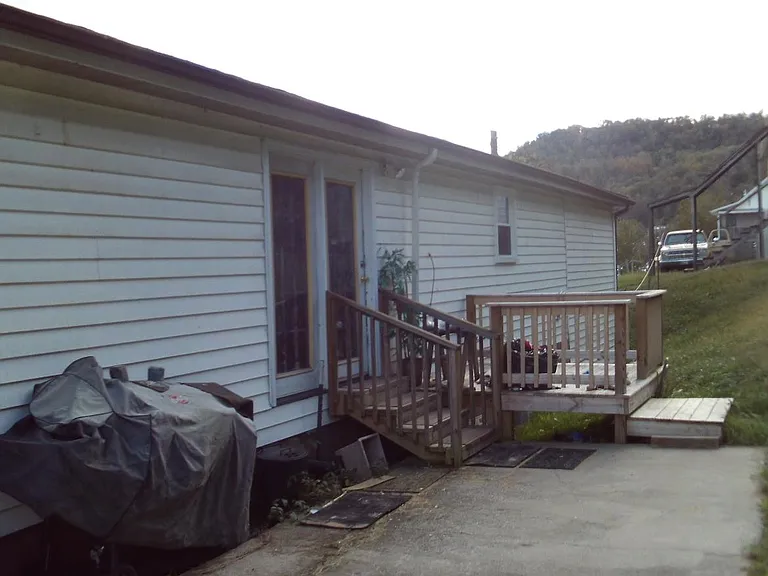 647 Railroad Ave — Photo 4