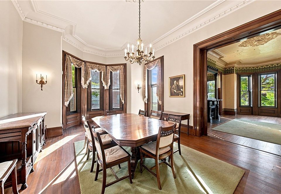 16th image of 904 Juliana St