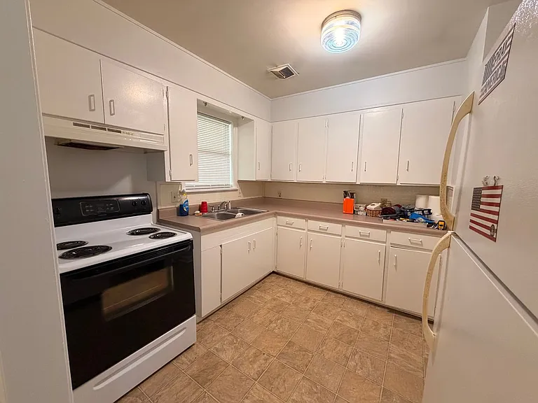 1310 Bradley Ln — Photo 9